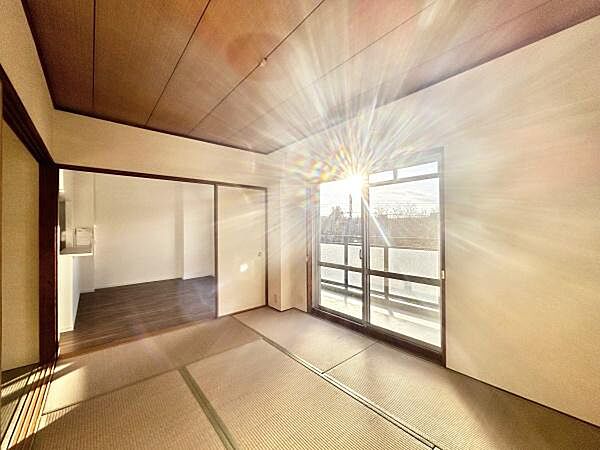 室内にいても、たっぷりの陽光と爽やかな風を感じて頂ける、開放感あふれる居室です。