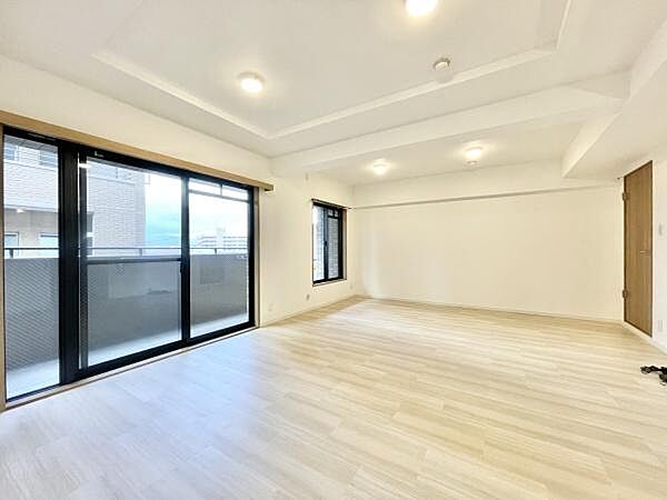 大型テレビも置ける広々リビングは、陽当りが良く、部屋いっぱいに明るい陽光が広がります。