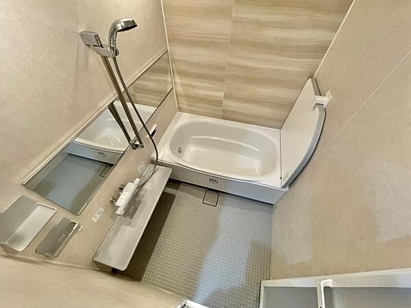 限られた空間を広く見せるワイドミラーを採用したバスルーム。毎日の疲れを癒やすバスタイムを♪