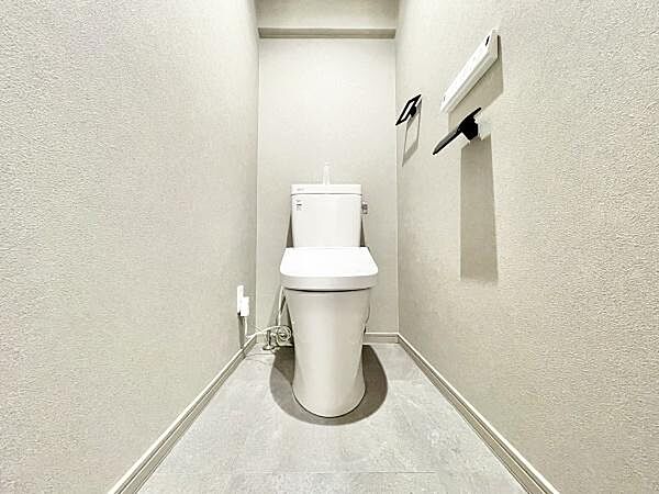節水型でエコなトイレには、今では当たり前のウォシュレット付き。便座を温める機能付き！広さも十分にありゆったりとお使い頂けます。