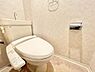 トイレ：節水型でエコなトイレには、今では当たり前のウォシュレット付き。便座を温める機能付き！タオルフォルダーも付いておりそのまま手洗いもできます。