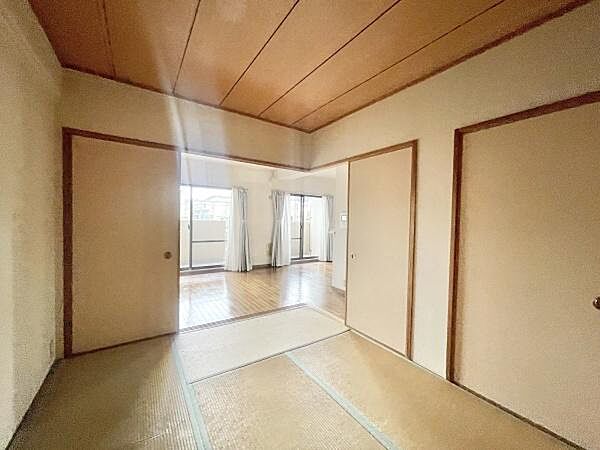 LDKと隣接した6畳の和室。お子様の遊び部屋・お昼寝スペースとして使うのもオススメです♪