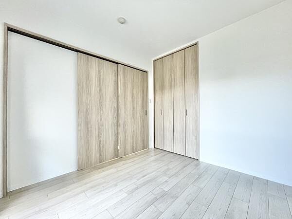 木目のフローリングが暖かみのある室内に。