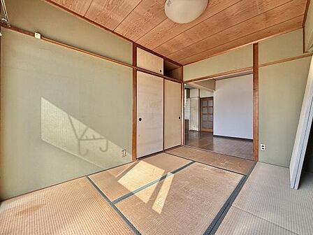 明るい陽射しが射し込む心地良い空間です♪