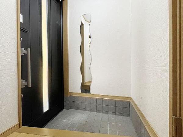 散らかりがちな玄関まわりも、豊富な収納を用意すればいつもすっきりします！