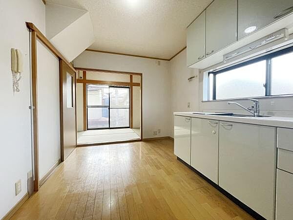 ここにはみんなが集い、食事と楽しい会話が始まる。話に夢中になりすぎて、ついつい時を忘れてしまう。そんな束の間の幸せを感じさせてくれる場所。