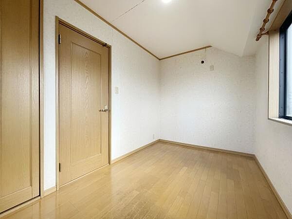 収納を完備！普段使いのお洋服や小物はもちろん、季節物のお洋服などもしっかりと整理整頓おしまい頂けます。居室空間をより広く隅々までお使いいただけますね♪