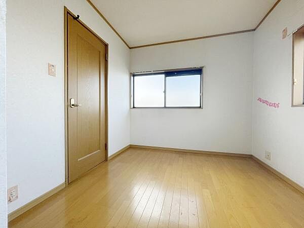 充分な広さと収納機能を備えた部屋はお子様の自発性と成長を促します。お子様の成長を支える、勉強や好きなことに没頭する学びの空間にどうぞ。