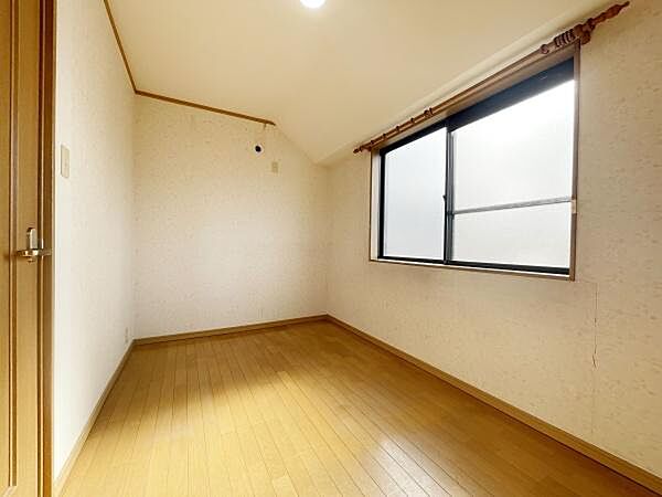 木目のフローリングが暖かみのある室内に。