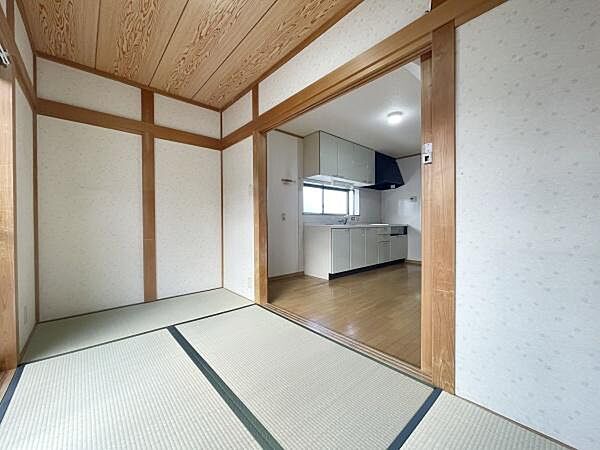 DKと隣接した4畳の和室。来客の際には、和室とDKの間の扉を開けることで、開放感あふれる空間に！