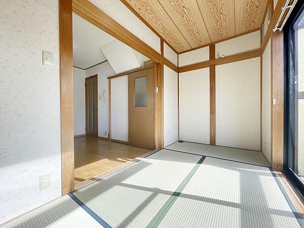 明るい陽射しが射し込む心地良い空間です♪