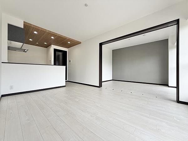 ここにはみんなが集い、食事と楽しい会話が始まる。話に夢中になりすぎて、ついつい時を忘れてしまう。そんな束の間の幸せを感じさせてくれる場所。