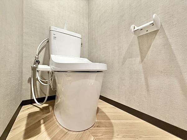 節水型でエコなトイレには、今では当たり前のウォシュレット付き。便座を温める機能付き！