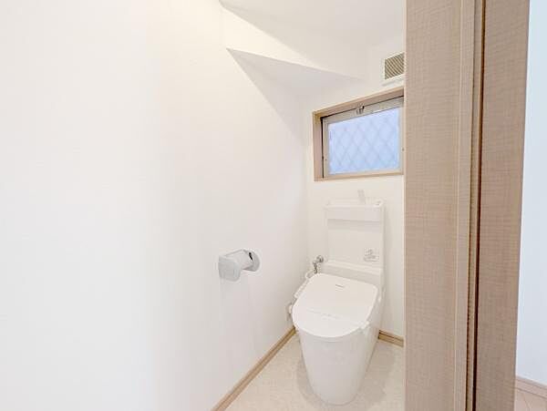 窓があるので、換気しやすく匂いもこもりません♪暗くなりがちなトイレも明るいですよ♪