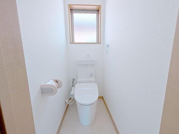 2階にもトイレがあります。1階にわざわざ降りなくて済むので重宝しますよ♪