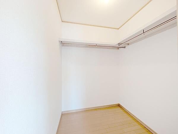お洋服を大切にされる方に大変喜ばれる、憧れのウォークインクローゼット。お洋服以外にも掃除機やスーツケースなどを一箇所に集約できるのは魅力ですね！扉が一箇所ですので、お部屋の見た目にもスッキリ！