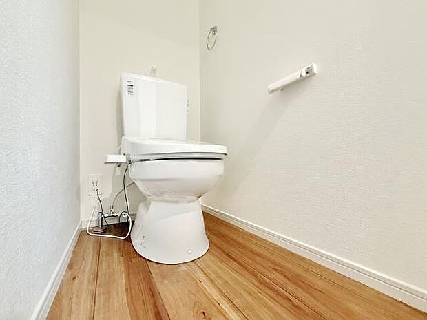 2階にもトイレがあります。1階にわざわざ降りなくて済むので重宝しますよ♪