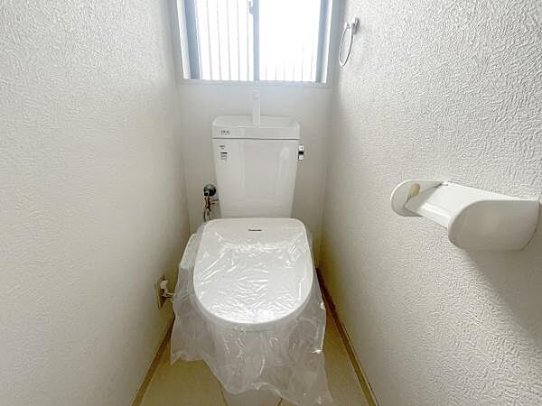 窓があるので、暗くなりがちなトイレも明るいですよ♪1階2階どちらにもトイレがあるって本当に便利ですね。