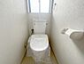 トイレ：窓があるので、暗くなりがちなトイレも明るいですよ♪1階2階どちらにもトイレがあるって本当に便利ですね。