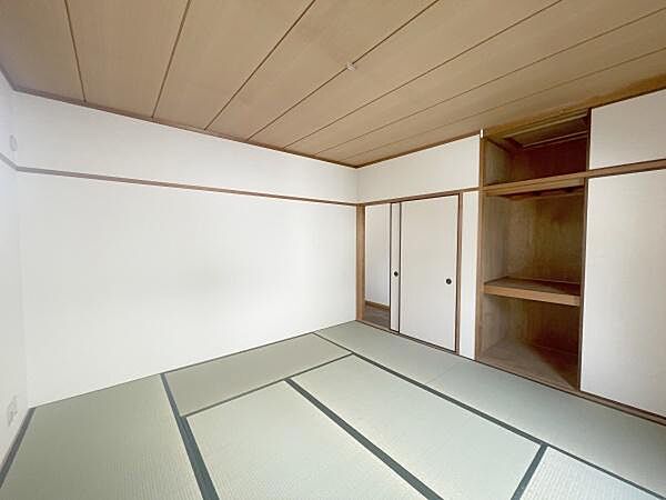 収納を完備！普段使いのお洋服や小物はもちろん、季節物のお洋服などもしっかりと整理整頓おしまい頂けます。居室空間をより広く隅々までお使いいただけますね♪