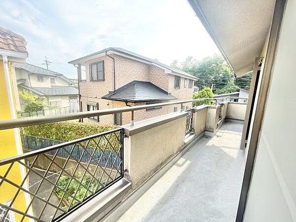 太陽の光と爽やかな風を受けたお洗濯物はあっという間に乾き、取りこむ時には太陽の匂いを感じられそうですね♪
