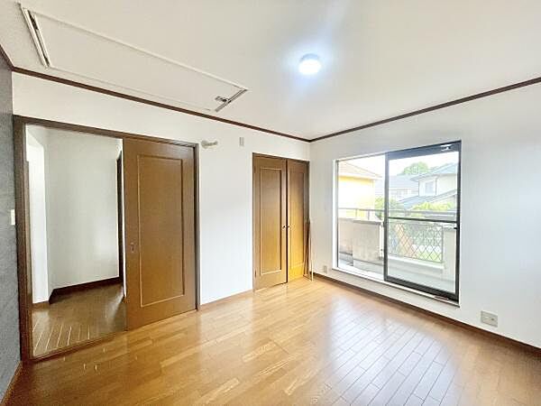木目のフローリングが暖かみのある室内に。明るい寝室で心地のいい朝を迎えられそう。