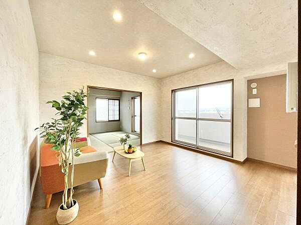 ここにはみんなが集い、食事と楽しい会話が始まる。話に夢中になりすぎて、ついつい時を忘れてしまう。そんな束の間の幸せを感じさせてくれる場所。