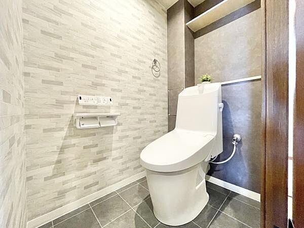 節水型でエコなトイレには、今では当たり前のウォシュレット付き。便座を温める機能付き！広さも十分にありゆったりとお使い頂けます。