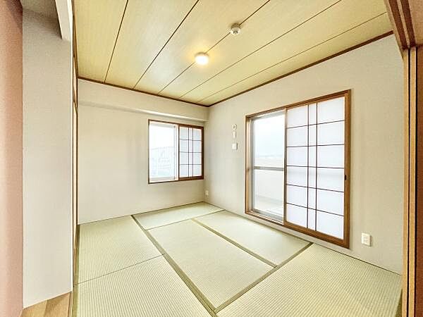 大きな窓からたっぷりと陽光が注がれる明るい空間。家族の成長に対応できる永住仕様の間取り。一日の疲れをいやしてくれる主寝室。時を忘れて過ごす場所として過ごせるお部屋ですね♪