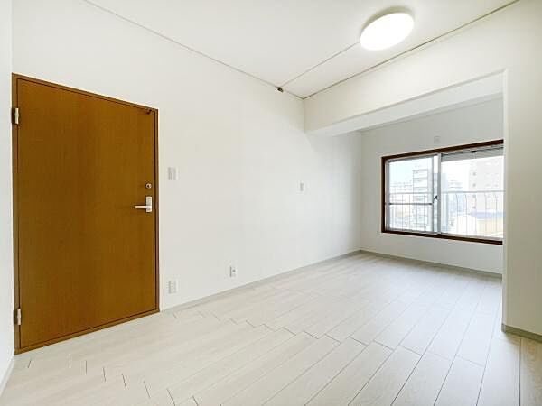大きな窓からたっぷりの日差しが降り注ぐ明るい室内です。気持ちの良い朝日を受けて、目覚めの良い健康的な朝を迎えられそうです。