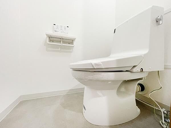 節水型でエコなトイレには、今では当たり前のウォシュレット付き。便座を温める機能もついていて、居心地良くてトイレから出られなくなるかも！