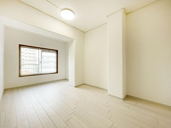 大きな窓からたっぷりと陽光が注がれる明るい空間。家族の成長に対応できる永住仕様の間取り。一日の疲れをいやしてくれる主寝室。時を忘れて過ごす場所として過ごせるお部屋ですね♪