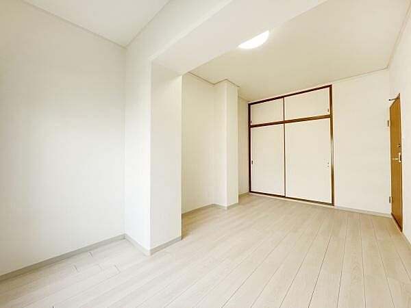 収納を完備！普段使いのお洋服や小物はもちろん、季節物のお洋服などもしっかりと整理整頓おしまい頂けます。居室空間をより広く隅々までお使いいただけますね♪
