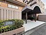 エントランス：流行に左右されず、将来にわたって価値が継続する「上質」な佇まい。親しみやすさといった暮らしを豊かにしてくれる住空間です。