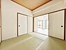 和室：6畳の和室。お子様の遊び部屋・お昼寝スペースとして使うのもオススメです♪