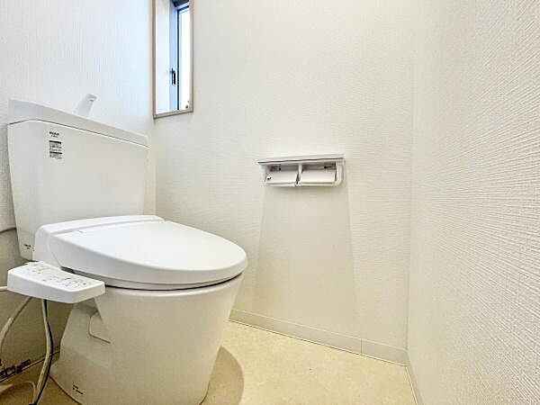窓があるので、換気しやすく匂いもこもりません♪暗くなりがちなトイレも明るいですよ♪1階2階どちらにもトイレがあるって本当に便利ですね。