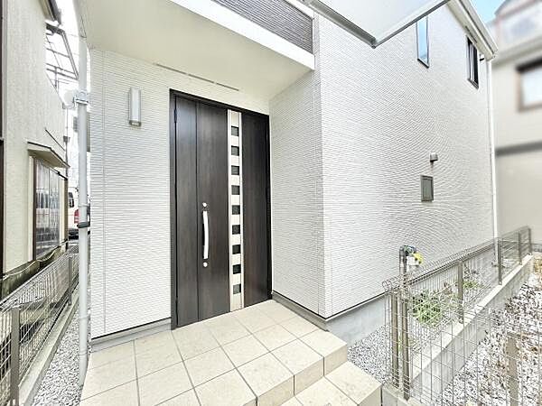 スーパや小・中学校など生活施設が近くに揃う好立地！