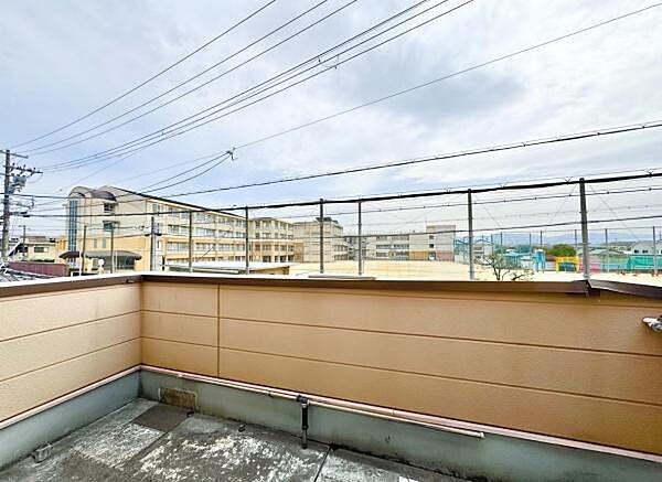 太陽の光と爽やかな風を受けたお洗濯物はあっという間に乾き、取りこむ時には太陽の匂いを感じられそうですね♪