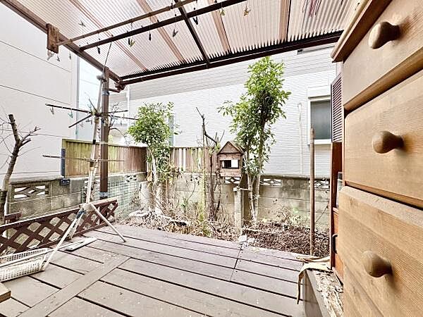 ウッドデッキは、生活空間を豊かにし、家族の憩いの場やアウトドア活動の場として活用できる便利なスペースです！