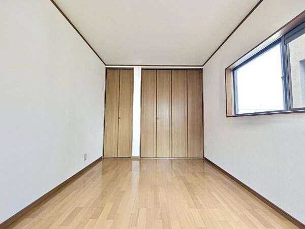 木目のフローリングが暖かみのある室内に。
