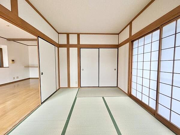 LDKと隣接した6畳の和室。お子様の遊び部屋・お昼寝スペースとして使うのもオススメです♪