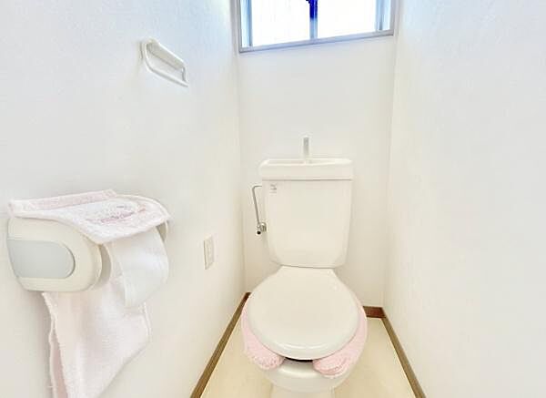 窓があるので、換気しやすく匂いもこもりません♪暗くなりがちなトイレも明るいですよ♪