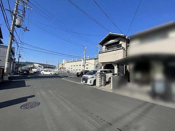 周辺には、コンビニやスーパーなどの生活に便利な施設が揃っております♪