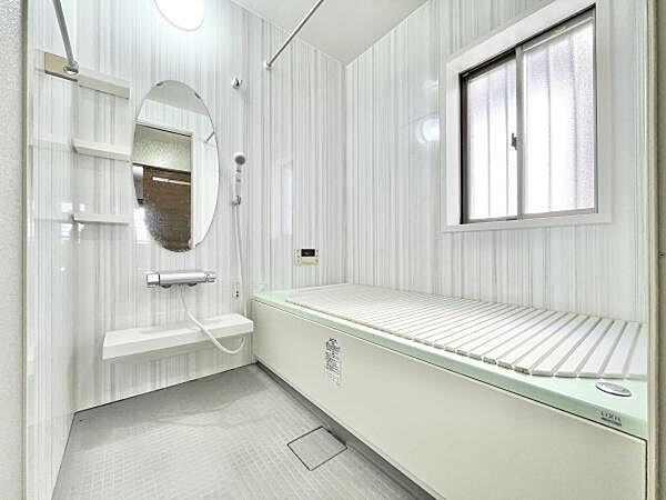 一日の疲れを癒してくれる場所なので、快適に過ごして頂く為にゆったりサイズのバスタブを用意しました。是非半身浴をお楽しみ下さい。