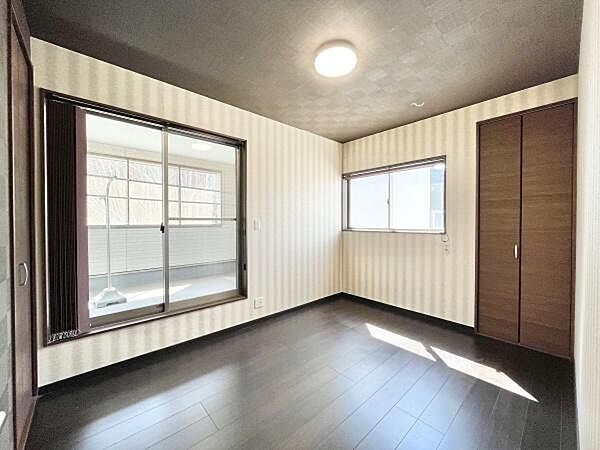 光が沢山取り込める大きな窓。2面採光なので、日差しを長時間受ける事が出来る暖かいお部屋です。