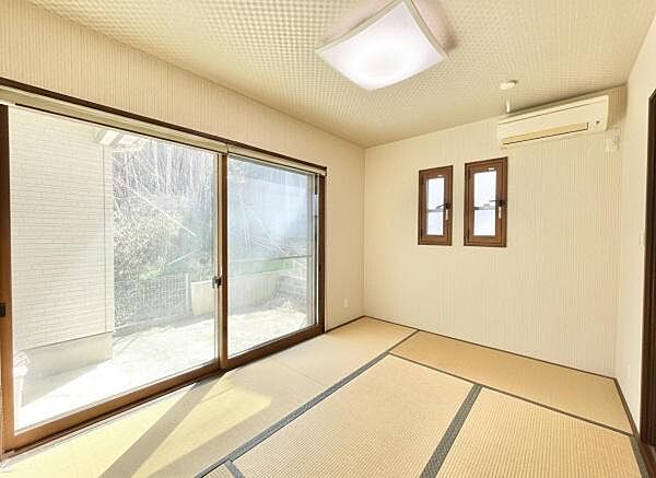 明るい陽射しが射し込む心地良い空間です♪