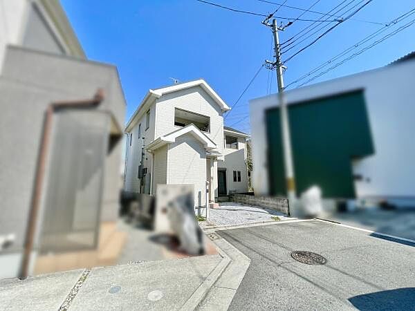 前面道路は閑静な住宅地をはしる車通りの少ない道路。お車の出し入れが苦手なママや小さなお子様にも安心ですね。しっかり舗装もされているので、ベビーカーや自転車で通っても快適に通行できます。