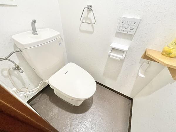 節水型でエコなトイレには、今では当たり前のウォシュレット付き。便座を温める機能付き！タオルフォルダーも付いておりそのまま手洗いもできます。
