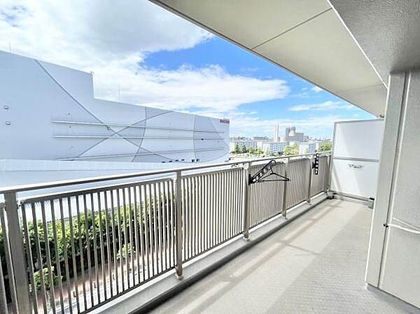 太陽の光と爽やかな風を受けたお洗濯物はあっという間に乾き、取りこむ時には太陽の匂いを感じられそうですね♪