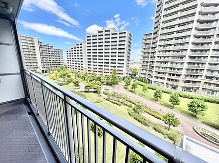 物干しセットを追加すれば、一度にたくさんのお洗濯物が干せるのが魅力!二面バルコニーです!